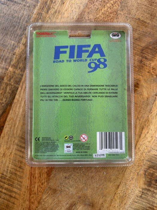 Tiger Electronics FIFA: Road to World Cup 98 Handheld Game, Verzamelen, Overige Verzamelen