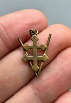 mystérieuse gothique victorienne, croix de Lorraine (Croix