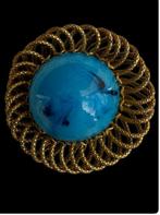 Vreemde vintage ronde broche met een grote cabochon in