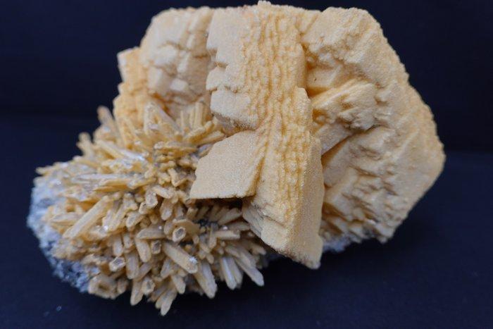 Calcietkristallen op kwarts kristallen met limonietbedekking, Verzamelen, Mineralen en Fossielen