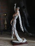 Florence - Giuseppe Armani - Beeld, “Signora con pavone -