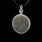 Oud-Grieks Munthanger met oude Griekse munt - Nike en Medusa