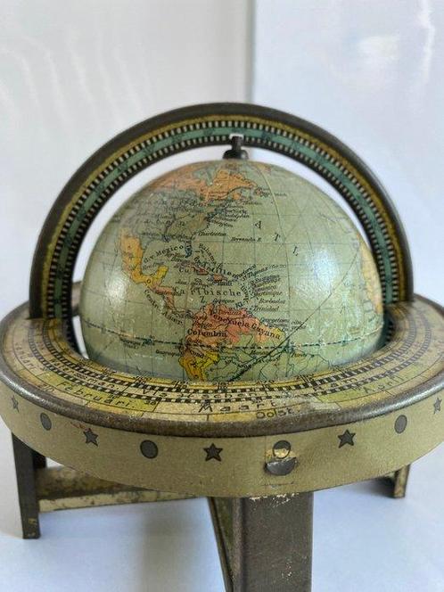 Miniatuur Blikken Globe - 1910-1920 - Globe in armatuur -, Antiek en Kunst, Curiosa en Brocante