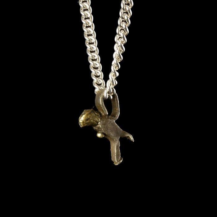 Oud-Romeins Zilver Legionary Aquila amulet hanger met gouden, Handtassen en Accessoires, Antieke sieraden