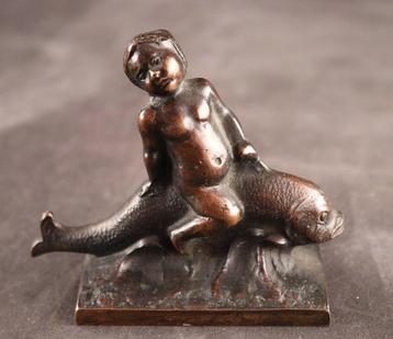 Antiek beeldje - Sculpture, Putto op dolfijn - 7 cm - Bronze