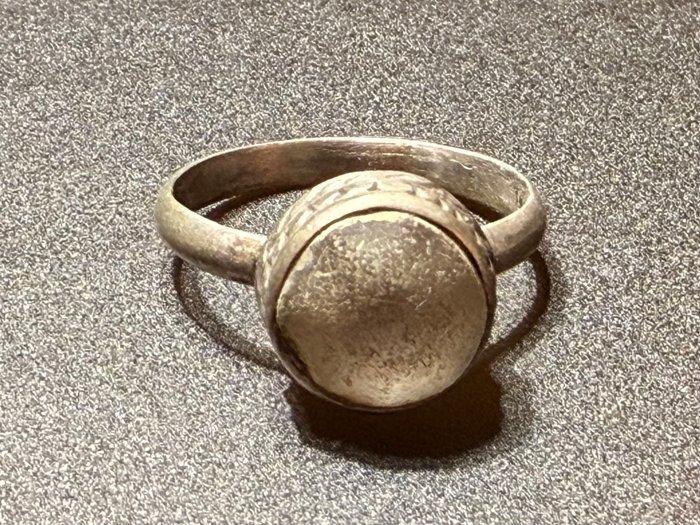 Époque Viking Argent Bague élégante avec une pierre, Antiquités & Art, Antiquités | Autres Antiquités
