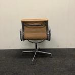 Design stoel, Vitra soft Pad Chair EA 208, bruin leder, Maison & Meubles