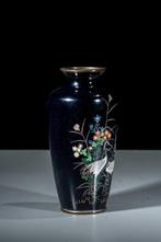 Vaas - Emaille, Een cloisonné-vaas met blauwe ondergrond van, Antiek en Kunst