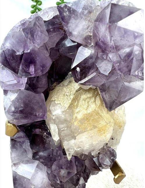 Perfecte AAA+++ Amethist met calcietkristallen op standaard,, Verzamelen, Mineralen en Fossielen