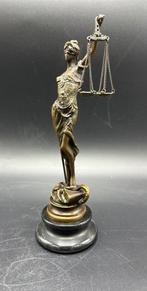 Beeldje - Bronzen beeld van Vrouwe Justitia. - Brons,