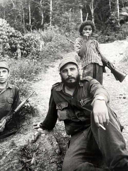 Alberto Korda (1928-2001). - Fidel Castro con niño fusil, Antiek en Kunst, Kunst | Schilderijen | Modern