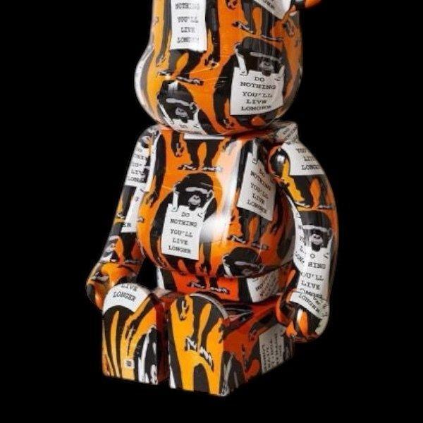 Medicom Toy - BE@RBRICK banksy MONKEY SIGN 400% & 100%, Antiek en Kunst, Kunst | Designobjecten