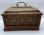 Zeldzame Kashmeerse kist met bloemmotieven - Hout - India -, Antiek en Kunst