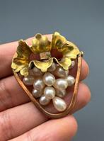 Curieuze vintage speld in de vorm van een tros druiven Made