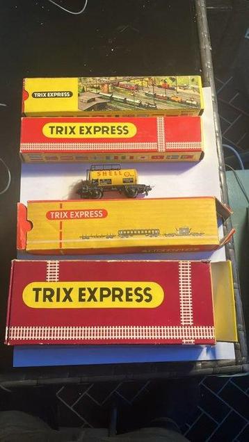 Trix Express H0 - Ensemble de train (5) - V200 avec 4 wagons
