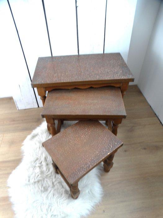Tables gigognes (3) - Chêne, Cuivre - Mimiset avec une tête, Antiquités & Art, Curiosités & Brocante