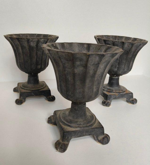 Pot (3) - Gietijzer - Caché pot op voet, Antiek en Kunst, Curiosa en Brocante