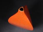 Vase - Vase triangulaire – Laque vermillon avec motif de, Antiek en Kunst