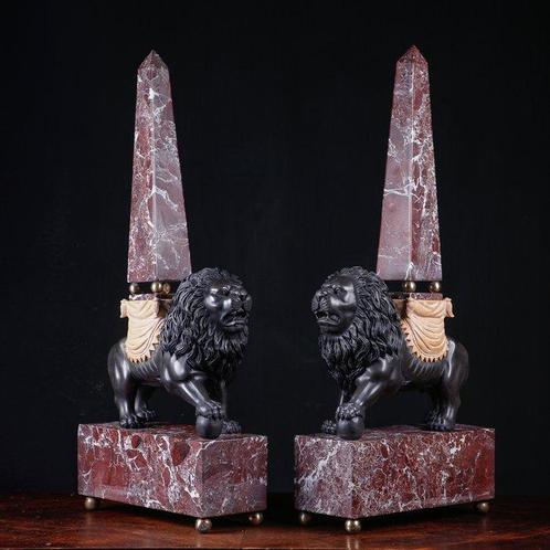 Statue, Pair of Obelisks with Lions in Red and Black Marble., Verzamelen, Dierenverzamelingen