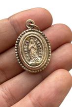 Gotische en ingewikkelde religieuze medaille verbeeldt de