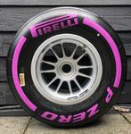 Pneu complet sur la roue - Pirelli - O.Z - Formule 1 -