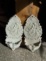 Wijwatervat (2) - 1920-1930 - Paar verfijnde waterbakjes.