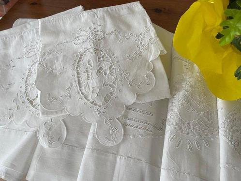Ricami e intagli a punto occhiello - Drap de lit (3) - 263, Antiek en Kunst, Antiek | Tapijten, Tafelkleden en Textiel
