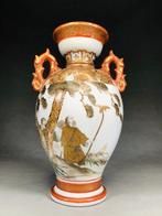 Vaas - Een vaas met een afbeelding van een inheemse Edo die, Antiek en Kunst
