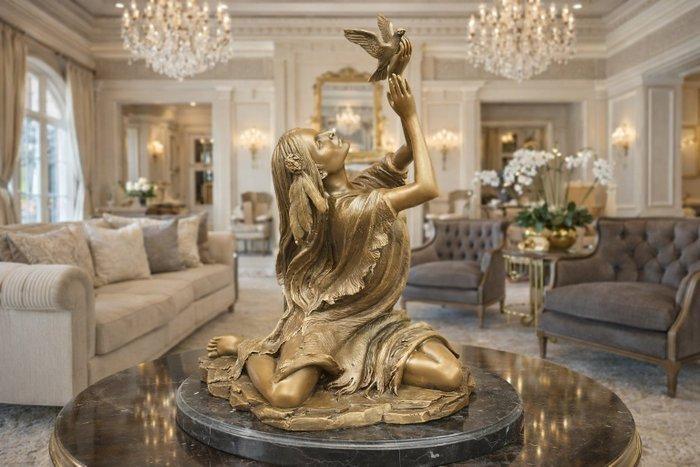Beeld, Large Bronze: Lady Releasing Bird - 35 cm - Brons,, Antiek en Kunst, Curiosa en Brocante