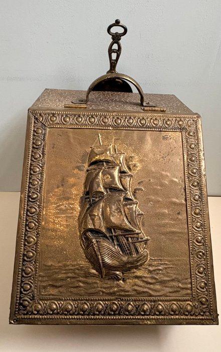 Bak - latoenkoper en hout - 1930-1940 - Kolenbak met schip, Antiek en Kunst, Curiosa en Brocante