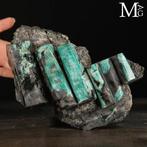 Natuurlijke smaragdformatie op schist-matrix met kwarts -