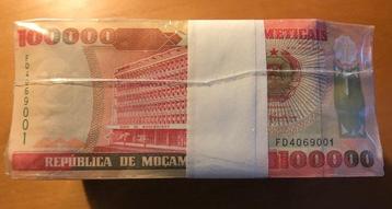 Mozambique. - 1000 x 100000 Escudos 1993 - original brick -, Postzegels en Munten