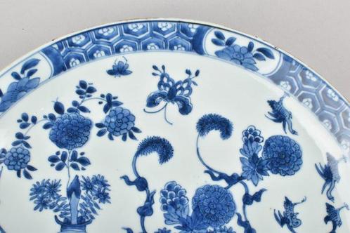 Bord - A MASSIVE CHINESE BLUE AND WHITE DISH DECORATED WITH, Antiek en Kunst, Antiek | Overige Antiek