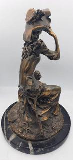 sculptuur, vrouw met lam - 29 cm - Brons, Marmer
