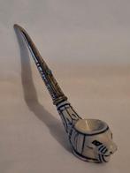 Delfts aardenwerk Pijp afgezet met zilveren montuur, ca