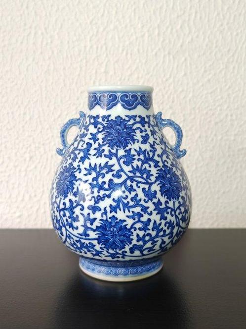Vase à deux anses avec motif de lotus bleu et blanc, urne à, Antiek en Kunst, Antiek | Overige Antiek