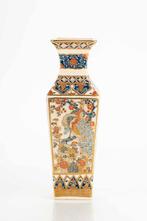 Vase - Un charmant vase Satsuma de forme carrée à motifs, Antiek en Kunst