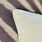 Deux coussins confectionnés avec un tissu Jim Thompson. -