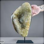 Natuurlijke prasiolith-achat-druse op standaard uit Uruguay.