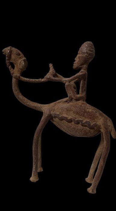 Dogon op kamel ( 16x15x2 cm, 335 gr. ) - Dogon - Mali, Antiek en Kunst, Kunst | Niet-Westerse kunst