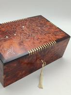 Sieradendoos - Hout (Thuya), hout, parelmoer, marqueterie,