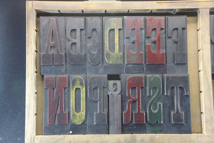 Drukblokken - een letterbak gevuld met een volledig alfabet, Antiquités & Art, Antiquités | Assiettes décoratives & Carrelages