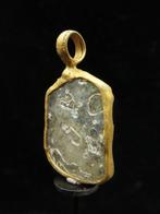 Romain antique Fragment de verre iridescent encadré dune