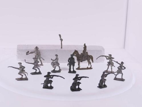 11 tinnen soldaatjes en een geweer #3694 (Figuren), Hobby en Vrije tijd, Modelbouw | Figuren en Diorama's, Gebruikt, Ophalen of Verzenden