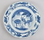 Bord - A Chinese blue and white kraal dish decorated with, Antiek en Kunst