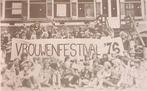 Vintage fotoposter van foto vrouwenfestival 1976 (Posters), Verzenden, Nieuw, Overige onderwerpen, Met lijst