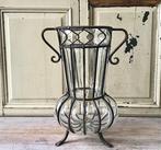 Vaas - mondgeblazen glas met gekooide ijzeren standaard -