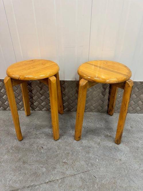 Tabouret - Bois - Deux tabourets empilables en bois, Antiek en Kunst, Kunst | Designobjecten