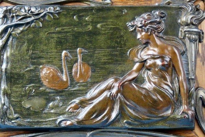 Vrouw aan het meer - Plaquette - metaal, hout, Antiquités & Art, Curiosités & Brocante