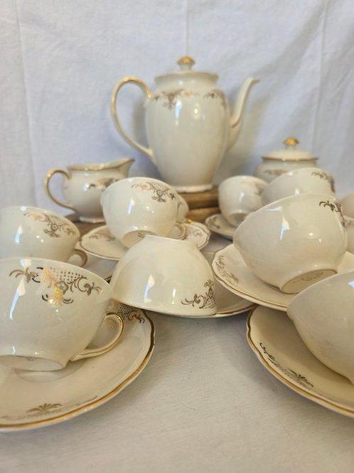 Villeroy & Boch, V&B - Villeroy & Boch - modèle florale, Antiek en Kunst, Antiek | Meubels | Tafels